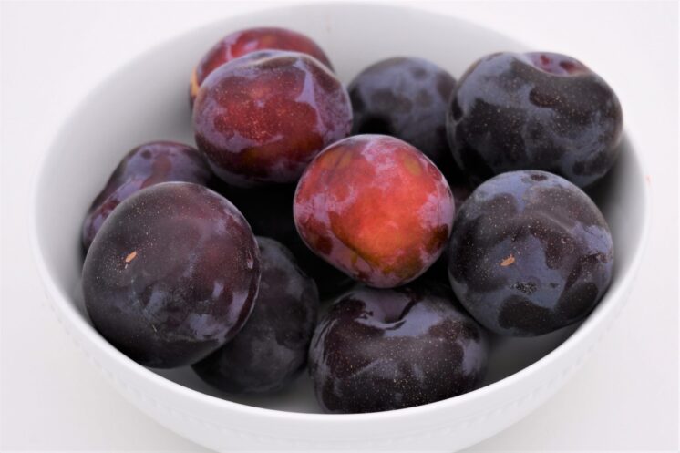2 pounds of plums